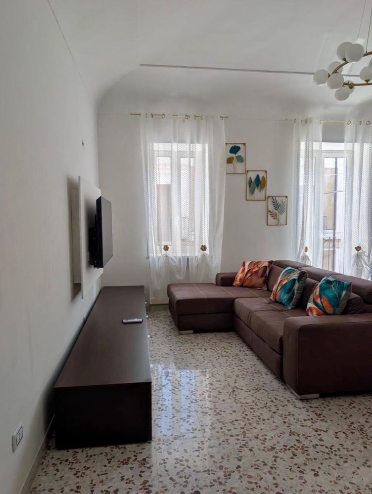 Angolo salotto con quadri decorativi